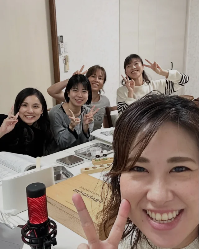 【春からの13期生も募集中】みんなで学ぶからこそ得るものが沢山なレッスンです❣️

改めて合格おめでとうございます❣️
 ナードジャパン認定アロマ・アドバイザー資格取得コース、全12レッスン&試験も終了いたしました〜＾＾

・事務職のママさん　
・理学療法士さん
・サロンオーナーさん
・サロン勤務のセラピストさん

家族に使いたい、仕事に活かしたい、根拠と自信を持って提供したい、、、

それぞれ目的も職業も色々なメンバーがいつも集まるからこそいろんな症例がシェアできるな〜と思います。

レッスンでは、毎回必ず実践してみての振り返りからスタート。

知識だけではない、活きた学びを受講生みんなで共有できる。

自分の経験値だけではなく、他の人からの学びもある。

だからグループレッスンという形で開講しています。

いつもと違う人脈や横のつながりができると人生豊かになるしね❣️

今期は12期生でしたが、途中合流の方や再受講の方も居て毎回賑やかに楽しいレッスンだった〜❣️  改めて、ウチのスクールを選んでくれて本当にありがとうございます。

私にとってもみんなとの出会いは宝物です。

資格は活かしてなんぼ、
資格はとって終わりではなく、
取得してからがスタートです💪

これからも変わらず、いつでもサポートしますので気軽に連絡してきてくださいね＾＾

春からスタートする13期の受講生のための無料相談会も開催しています❣️

2025年は新たなチャレンジするぞ！

アロマをもっと勉強したい〜という方はぜひ一度オンラインでお話ししましょう♩

DMや公式LINEから連絡くださいね❣️ 👇 @aroma.okinawa