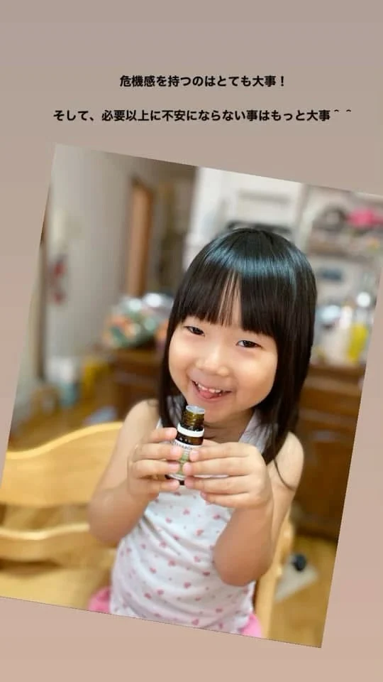 【アロマの原液塗布と飲用について】

5年前の懐かしい写真が上がってきた♩可愛い😍

アロマと共に育った次女は、本当にお薬にお世話になった事が数える程度。

体調管理の選択肢がお薬以外にもある事の安心感や大事さを知っているからこそ、今ナード認定校を開校して正しいアロマの活用法を伝えています。

精油は良きサポーターでパワフル。

だからこそ、生徒さんやお客様からトラブルやアロマの活用方法に不安や疑問の相談も実は沢山届いてます💦

とうとう！

消費者庁から精油の原液塗布の注意喚起が出ましたね。  https://www.caa.go.jp/policies/council/csic/activity_report/2024/assets/csic_cms201_250327_01.pdf

精油は「高品質だから原液塗布も大丈夫」ではありません。

体調管理に使用するなら、高品質なのは大前提。

それ以外に、知っておかないとトラブルになる事が沢山あります！

・精油の特性知ってる？
・皮膚刺激のある成分は？
・毒性のある成分が何か知ってる？
・精油が体にどう作用するか分かっている？
・トラブルになった時の対処法は？

ちなみに、原液塗布だけじゃなくて「飲用」も同様に注意喚起が必要です。

精油は、
「水には溶けない」
「プラスチックを溶かす」など特性を持っています。 
その特性から、活用方法によっては原液塗布しているような状況と同じ事が起きています。

皮膚刺激やアレルギー発症の観点からも検討すべき事が沢山ありますね！

アロマを活用する方は、盲目的に人から言われている事を信じるのではなく。
精油成分や身体への作用なども学ぶからこそ安全に活用できるようになります💪

一方向の知識や聞いた話だけではなく、色々な方面から学べるといいですね＾＾

ナードのアロマ・アドバイザーコースでは、
この基本的な知識全てをしっかり学べるカリキュラムです❣️

お客様や周りの友人に「なんで効果あるの？」「なんで原液塗布ダメなの？」って
聞かれた時に自信を持って根拠のある回答ができるようになります。

リスクまでちゃんと伝えられるようになるからこそ、
安心して使えるアロマテラピーが伝えられるようになります。

今のタイミングだからこそ、ちゃんと学びましょう💪

5月以降にスタートするアロマ・アドバイザーコースの受講生さんを募集しています❣️ まずはオンラインで無料説明会でお話ししましょう＾＾ 👇
@aroma.okinawa